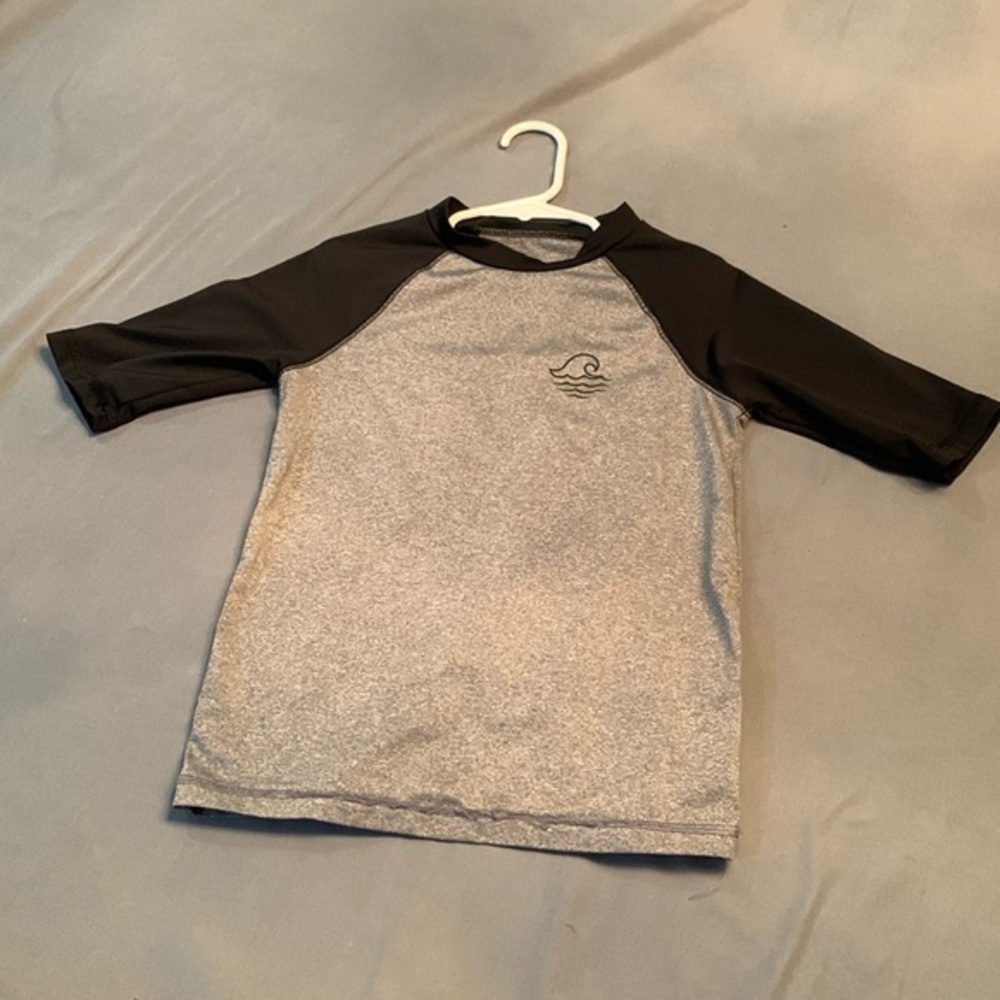 Boys Art Class Amal (6-7) Rash guard Swim Shirt  Grey Black Raglan Sleeves